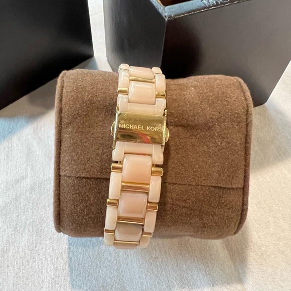 Michael Kors rose gold pale pink watch - Picture 9 of 11